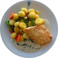 Hähnchenbrust in Sesamkruste dazu Basilikumsoße, Pfannengemüse und Gnocchi (15,19,21,23,49,81)