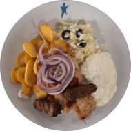 Griechischer Spezialitätenteller 'Samos' mit Souflakispieß, Cevapcici und roten Zwiebelringen (15,22,81,83) an Aioli-Chili-Dip (2,3,15,19,49,81) dazu gebackene Knoblauchkartoffeln (49) und griechischer Weißkrautsalat (6,19)