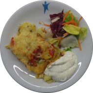 Kleine Portion: Kartoffelauflauf mit Hirtenkäse und Paprika (15,19) an Kräuter-Creme fraiche-Dip(19) und Salatgarnitur