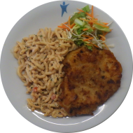 Hausgemachtes Schnitzel aus dem Schweinerücken mit Zitrone (15,81) dazu italienischer Nudelsalat (9,15,81) und Salatgarnitur