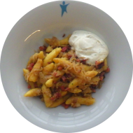 Krautschupfnudeln mit Schmorkraut und Schinkenwürfel (2,3,15,81) dazu Kräuter-Creme-fraiche-Dip (19)