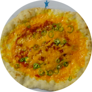 Sie können aus 6 verschiedenen Pizzavariationen wählen. Heutige Tagesempfehlung: Chili-Cheese-Pizza mit Cheddar und frischen Peperoni (1,2,19,81)