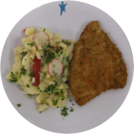 Gebackenes Schollenfilet mit Zitronenkeil (16,81,82) dazu hausgemachter Kartoffelsalat 'Hausfrauen Art' (9,15,19,22,81) und frisches Obst