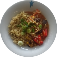 Kleine Portion: Afrikanischer Erdnusstopf mit Möhren, Kidneybohnen, Weißkohl, Paprika und Tomaten (17) dazu Kräuterbulgur (81)