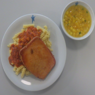 Hausgemachtes Riesenjägerschnitzel (2,3,8,15,21,22,81) mit Tomaten-Kräuter-Soße (81) dazu 'Fusilli' (81) und kalte Pfirsichfruchtsuppe mit Minze