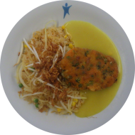 Hausgemachtes Süßkartoffel-Erbsen-Medaillon (81) dazu Bratreis mit Röstzwiebeln, Sprossen und Gemüse (81) und Currysoße (81)