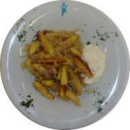 Krautschupfnudeln mit Sauerkraut und Schinkenwürfel (2,3,15,51,63,81) dazu Meerrettich Creme fraich (3,19,24)