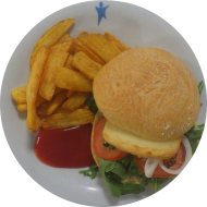 Olivenciabatta-Burger mit Halloumi, Rucola, Pesto und Tomaten (3,9,19,81) dazu Amazing Fries