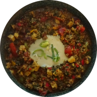 'Quinoa Jambalaya' mit gebratenem Tofu, Champignons, Sellerie, Paprika und Spinat (2,18,21,49,81) an Ingwer-Kurkuma-Sojaghurt-Dip (2,3,18)
