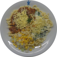 Pastabar (81) mit Gemüsebolognese mit Basilikum (1,3,21) oder Bärlauch-Pesto-Soße (15,19,81) dazu geriebener Gouda (19) oder Reiberei (1) und buntes Gemüse