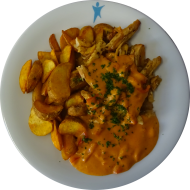 Hähnchengyros in Metaxasoße mit Zwiebel, Paprika und Knoblauch (19,49) dazu gebackene Kartoffelspalten