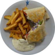 Wrap 'Chicken-Caesar' mit Römersalat, Hartkäse, Tomaten und Dressing (1,15,19,22,47,49,81) dazu Homestyle Fries