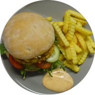 Sie können aus 5 verschiedenen Burgervariationen wählen. Heutige Tagesempfehlung: Burger 'Crunchy-Italiano' mit Cornflakes Patty, Tomatendip, Rucola, Zwiebeln und Mozzarella (9,19,81,83) dazu als Menüoption Pommes und House-Dip (9,22) 