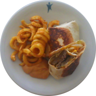 Solange der Vorrat reicht! Beef Kebab Wrap mit Tomate, Gewürzgurke, Käse und Zwiebeln (1,2,9,19,22,81) dazu Kartoffelspalten (81)