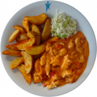 Hähnchengyros in Metaxasoße mit Paprika, Zwiebel und Knoblauch (19,49) dazu Kartoffelspalten und kleiner Weißkraut-Paprikasalat