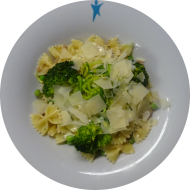 Pastaabend: Brokkoli-Erbsen-Pasta mit Hackfleisch (81) dazu Schmelzkäsesoße (1,19,81) und geriebener Gouda (19)