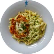 Nudeln 'Strozzapreti' (81) mit Tomaten-Balsamico-Soße (3,24,81) oder Brokkolisoße mit Mandelsplitter (18,71,81) und geriebenem Gouda (19) oder Reiberei (1)