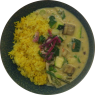 Zitronencurry mit frischer Zucchini, Bohnen und gebratenem Tofu (18) dazu Jasmin-Duftreis. Auch als kleine Portion erhältlich.
