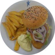 Chicken Burger mit Currymayo, Eisberg, Tomate, Gurke und roten Zwiebeln (22,23,48,81) dazu Amazing fries