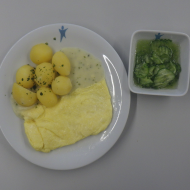 Eieromelette (15,19) an Schnittlauchrahmsoße (1,19,22,81) dazu Salzkartoffeln und kleiner Gurkensalat mit Dill