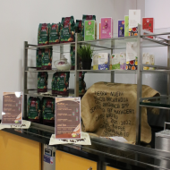'Das Leben ist zu kurz für schlechten Kaffee.' Ab sofort kannst Du unsere Bio-Kaffeebohnen (Espresso & Crema) und Bio-Filterkaffee in unserer 'fairen Bio-Ecke' käuflich erwerben. Wo? Eingang Ausgabe Mensa links.