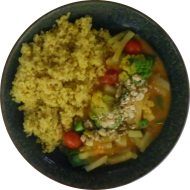 Romanesco-Kohlrabi-Ragout in Curry-Kokos-Soße mit Lauch und Cashewkernen (2,74) dazu Kräuterbulgur (81)