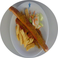 Riesencurrywurst mit fruchtiger Sauce (2,3,9) und Steakhouse Pommes dazu Salatgarnitur