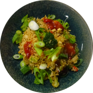 'Arroz chaufa de Tofu' Peruanischer Bratreis mit Lauchzwiebeln, Brokkoli, Paprika und Ingwer (2,15,18,23,49,81)