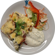 Vegetarische 'Moussaka' mit Zucchini, Aubergine, Knoblauch und Hirtenkäse gratiniert (15,19) an Dillschmand (19) und Salatgarnitur 