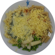 Pastabar (81) mit Spinat-Blauschimmel-Soße (19,81) oder Gemüsebolognese mit Basilikum (1,3,21) dazu geriebener Gouda (19) oder Reiberei (1) und buntes Gemüse