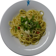 Spaghetti Aglio é olio mit feiner Knoblauchnote und roten Chilistreifen (49,81) dazu geriebener Reiberei (1)