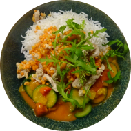 StreetFood: Geröstetes Hähnchen 'Barbados' in Kokos-Curry-Soße (2,3,18,81) dazu Jasmin-Duftreis und Salatgarnitur
