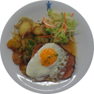 Leberkäse mit Spiegelei (2,3,8,15,21,22) dazu Kräuter-Bratkartoffeln und Salatgarnitur