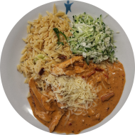 Hähnchengyros in Metaxasoße mit Zwiebel, Paprika und Knoblauch (19,49) dazu Kritharaki mit gehobeltem Hartkäse und Porreeringe (3,15,19,24,81) und griechischer Weißkrautsalat (6)