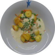 Kleine Portion: Gebratene Gnocchi in Gemüse-Blauschimmel-Sahne-Soße dazu Schnittlauch (1,15,19)