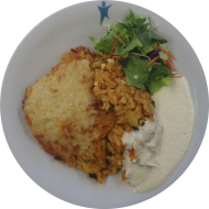 Kritharaki-Auflauf mit Zucchini, Tomate, Knoblauch und Hirtenkäse (19,49,81) dazu Meerrettich Creme fraiche (3,19,24) und Salatgarnitur