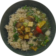 Asiatisches Tofu Stir Fry mit Brokkoli, Knoblauch, Koriander und Sesam (2,18,23,49,81) dazu Langkornreis