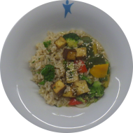 Kleine Portion: Asiatisches Tofu Stir Fry mit Brokkoli, Knoblauch, Koriander und Sesam (2,18,23,49,81) dazu Langkornreis