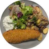 Paniertes Seelachsfilet gebacken (81) an hausgemachter Kräuterremoulade (9,15,19,81) dazu Bratkartoffeln und Garnitur
