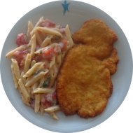 Hähnchenbrust Piccata mit Parmesanpanade (19,81) und Rahmmakkaroni mit frischen Tomaten (2,19,81) und ein Gebäck
