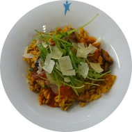 Pastapfanne Ratatouille mit Knoblauch und frischen Gemüse (49,81) mit gehobeltem Hartkäse (19,47) oder Reiberei (1)