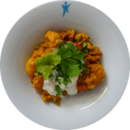 'Aloo Gobi' pikante Kartoffel-Blumenkohl-Pfanne mit Sojajoghurt (3,18). Auch als kleine Portion erhältlich.