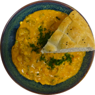 'Spicy Green' Curry mit Brokkoli, Süßkartoffel, Champignons, Kokosmilch (2,3,18) dazu Fladenbrot (23,81)
