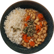 Fasolada mit weißen Bohnen, Möhren und Sellerie on top Sonnenblumenkern-Gremolata (21,49) dazu Kräuterreis oder Fladenbrotecken (81,83)