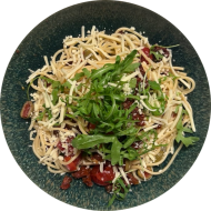 Pastaabend: Spaghetti 'Mykonos' mit Tomaten, Oliven und Rucola (3,24,81) dazu Reiberei (1)