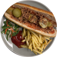 StreetFood: Hot Dog mit Gemüsestange, Spezialsoße, Gewürzgurke und Röstzwiebeln (9,21,22,81,83) dazu als Menüoption Pommes und House-Dip (9,22)