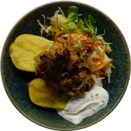 StreetFood: 'BBQ- Pulled Pork' (21) dazu eine Grillkartoffel mit Kräuterquark-Dip (22) und Salatgarnitur
