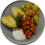StreetFood: Mariniertes Räuchertofugeschnetzeltes (18,22) dazu eine Grillkartoffel mit Kräuter-Soja-Dip (3,18) und Salatgarnitur