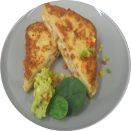 Frühstück in der cafete⁵⁵: 'Crunchy Toast Surprise' - herzhaft gefülltes Sandwich in einer Knusperpanade (1,2,3,8,15,19,22,24,46,81) dazu ein Heißgetränk 0,2 l