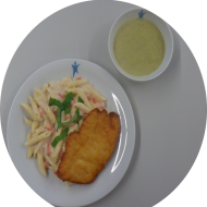 Hähnchenbrust 'Piccata' mit Parmesanpanade (19,81) dazu Rahmmakkaroni mit frischen Tomaten (19,81) und eine Broccolicremesuppe (19,24,81)